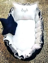 عش طفل • مخدة ونجمة • تطريز اسم