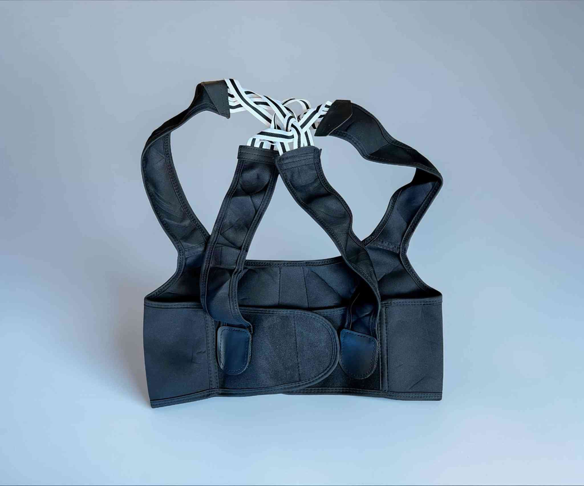 حزام دعم وتصحيح استقامة الظهر والكتفين الطبي (Molded Compression Vest YIMYZ-3003)
الاستخدامات

تصحيح انحناء الظهر والكتفين.

دعم العمود الفقري أثناء الجلوس الطويل أو العمل المكتبي.

تقليل آلام الظهر والكتفين الناتجة عن الوضعية الخاطئة.

مناسب للاستخدام اليومي في المنزل، العمل، أو أثناء التمارين الخفيفة.

يساعد على تحسين المظهر العام واستقامة الجسم.

المميزات

تصميم Molded Compression داعم للظهر والخصر.

أشرطة مطاطية متقاطعة خلفية لشد الكتفين للخلف بشكل تدريجي.

قماش مرن ومريح وقابل للتنفس.

حزام خصر مدمج لدعم إضافي لمنطقة أسفل الظهر.

إغلاق فيلكرو قابل للتعديل حسب مقاس الجسم.

يساعد على بناء "Muscle Memory" للحفاظ على الوضعية الصحيحة.

موديل المنتج: YIMYZ-3003.

بلد المنشأ: الصين.

قياس الكيس: 18 × 22 × 4 سم.

محتويات الصندوق

حزام دعم الظهر.

كيس تغليف بلاستيكي.

الملاحظات

يُفضل اختيار مقاس أكبر بدرجة من مقاس الملابس المعتاد.

يُستخدم تدريجياً (1-7 أيام تأقلم، ثم زيادة الشد تدريجياً).

يُغسل يدوياً بماء فاتر.
قياسات 3XL 2XL


**إذا كنت صاحب هذا الإعلان وتريد حذفه لأي سبب، رجاءا أرسل رسالة إلى الدعم الفني**