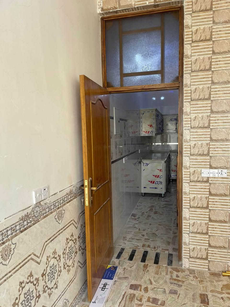 السلام عليكم مشتمل للبيع  ٥٠ م٢ واجهة ٥ نزال ١٠  طابو صرف سكني استقبال  ومطبخ وغرفتين نوم وحمام طابق ارض وحمام طابق ثاني وتواليت خارجيه الشعب منطقة الثعالبة  ال٧٠٠٠  رقم القطعة ٧٩٩٧ السعر ٨٥ مليون وبيه مجال قليل   الاتصال على الرقم ***********
