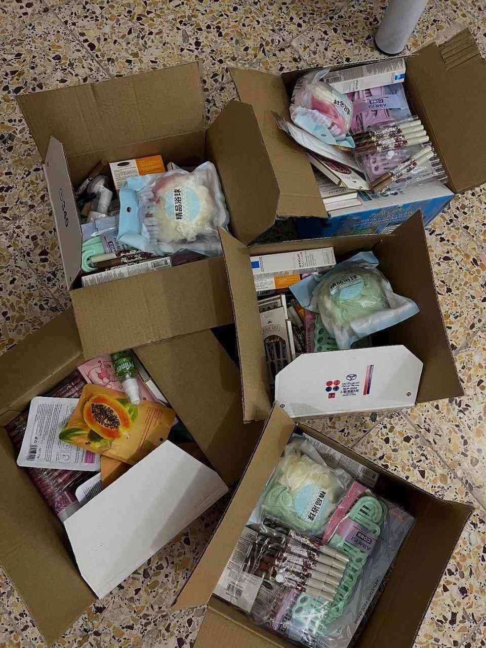 كارتون مكياج + عنايه العدد ٩٠الى ١٢٠ قطعه السعر ٤٥  والتوصيل مجاني للحجز خاص
او تواصل واتساب ***********
