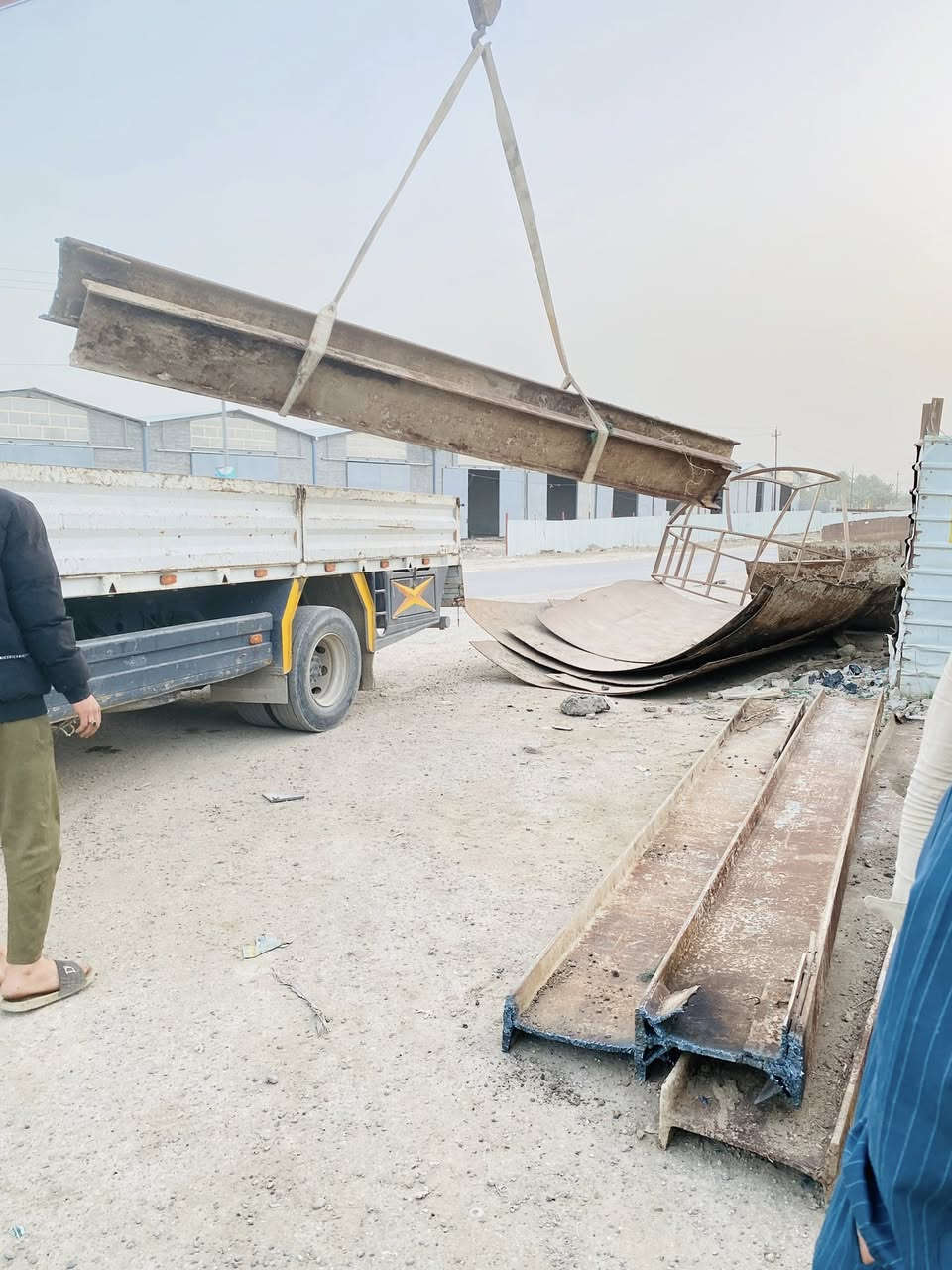 6 قطع شيلمان للبيع الطول 5 متر 
يستخدم للشواصي والهياكل الثقيله
كل قطعتين طن الى شويه 
يباع مصلحه فقط 
بغداد قرب جسر معمل الغاز المصابيح
***********
