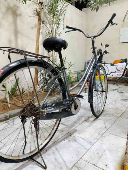 السلام عليكم بايسكل سياحي جديد جدا مثل ماواضح بالصور حجم 27 كامل من كلشي مشترية ب120 بي شوي لوفة بالويل الامامي مثل ماواضح بالفيديو وبي طكة بال مشي بس ماتأثر ولبايسكل وين ماتريد تروح بي روح قوي بس هذن ولبريك قبل شوي حطيتلة دهن وضل يكض خفيف ماعرف ليش السعر 75 وبي مجال وها البايسكل ياباني مكاني البصرة ابو الخصيب ***********
