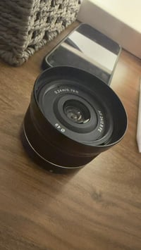 ٢٤ ملم سينمائيه فتحه ٢.٨ للسوني السعر ٣٠٠ الف 07728652010