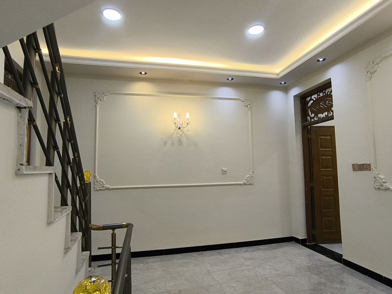 🏡 للدار البيع🏡
📍 الموقع: الغزالية شارع المشجر – مربع تازه
عرض الشارع ١٢ متر 
📏 المساحة: ١٠٠ متر
🏠  طابقين وبيتونه 
وصطحين 🌟
✨ الديكور: حديث جداً ومصمم بذوق عالي
🚪 دخول البيت من جهتين — ممر واستقبال 
🔧 البيت جاهز للسكن 
السعر 230 وبي مجال 

📞 للاستفسار: ***********
