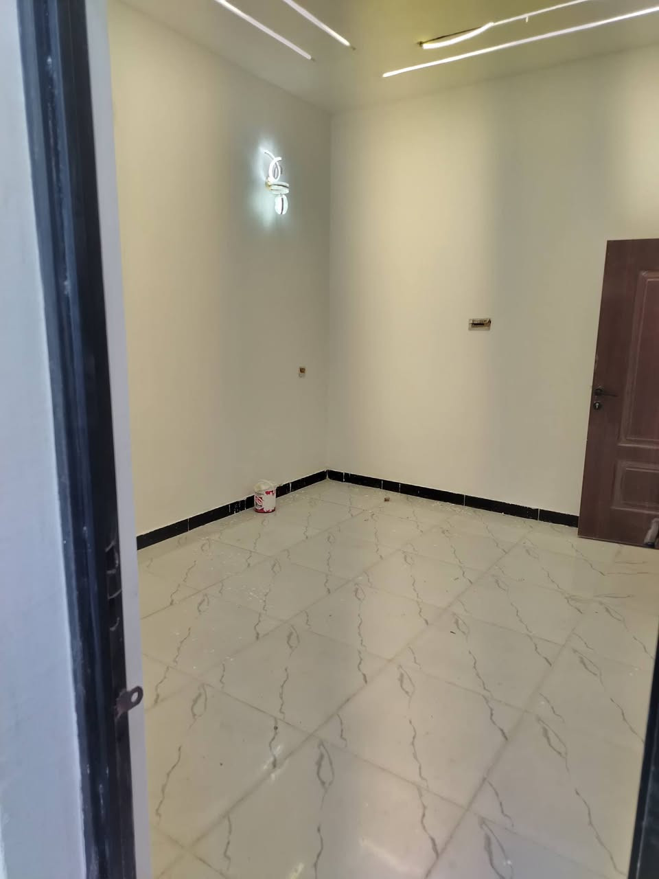 سلام عليكم يتوفر لدينا دار للبيع مساحه 100م طابقين يحتوي على غرفتين نوم واستقبال وصاله ومطبخ وخدمات بيت جديد بعده ما مسكون خدمات كامله العنوان نهاية الشرطه الخامسه الدوانم قرب جامع ملك القدوس للاستفسار الاتصال على الرقم التالي *********** السعر مناسب جدا 83 وبي مجال
