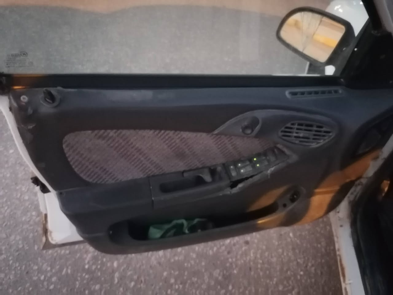 اسبرو  موديل94رقم بغداد سنويه صاقطه سياره بلاديه  محرك مسكر تبريد شغال  سياره بيه بس خياسات داير مثل ما ب الصوره موجود صدره نضيف مكينه وكير خير من الله مشروع وطني سياره مال جناي #السعر 27وبيها مجال قليل للاستفسار اتصل علئ 
الرقم *********** مكاني بابل. المركز
