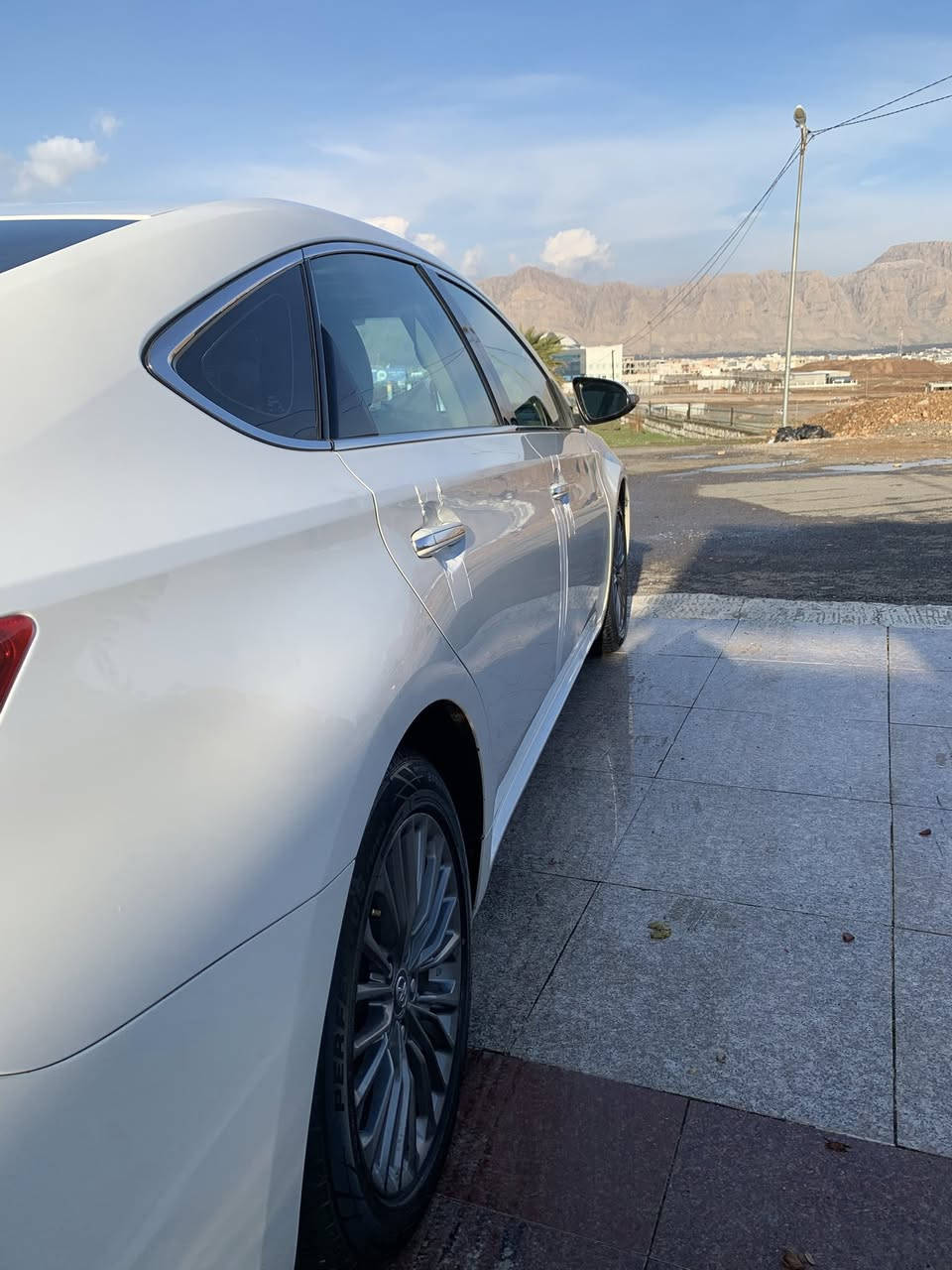 ئەڤەلون ٢٠١٣ خليجى ليميتيد دەرەجە ١
فول مواسفات بەسمە سلايت كوشن ساردو كەرم پهرده
كيرومه كينه نه كراوه ته وە بەشەرت تەنانەت
سەوتی ديجيتالى نيه
بي بؤ ياخ
بي پارجه كرانه وه بي كؤرو بي شوخت
زوّر جوانه
سەنەوی تازەیە تا ٢٠٢٨ 
به شه رتي خرامو به ناو كردن جوار تا يه ي ويلي تويو لؤك له 

ژێره سه يارەکە دوو کارتی زۆر بچوکی پێوەیە دوو بۆ سێ پیدی

 ئاری زۆر بچوکی پێوەیە سەیارەکە نمونەیە لە جوانی هەموو
 گیانی بەشەرت ١١٩ هەزار مایل رۆیشتوە
***********
نرخی ٢٠٨ ورەقە و مەجال
