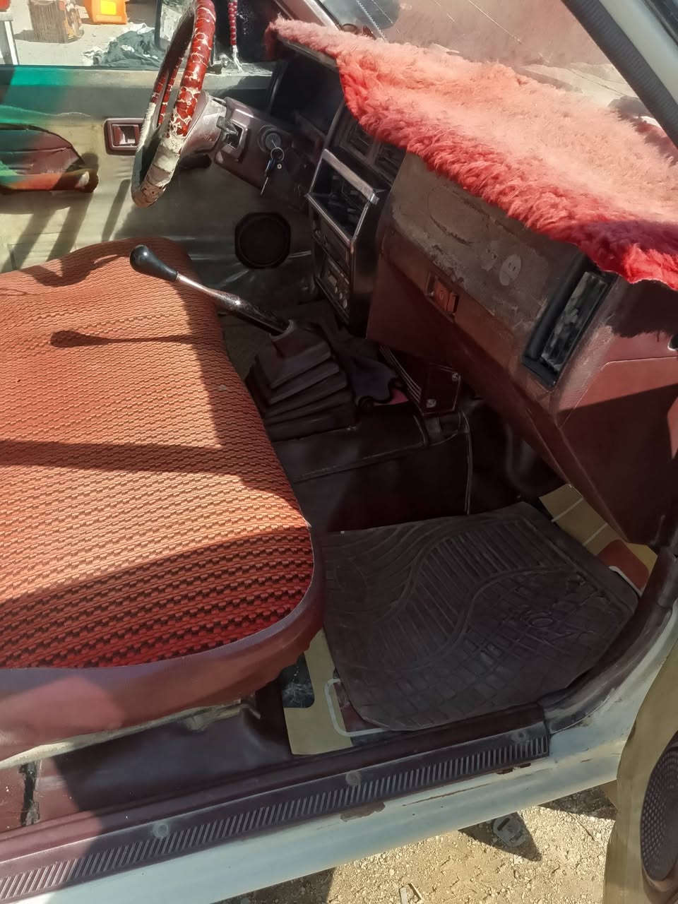 سياره نيسان للبيع موديل 92رقم بصره دولي بسمي سنويه نهاية 28محرك كير شاصي كله نضيف  خياس مابيه لمكان البصره الزبير حي الشهداء رقم ***********سعر 46
