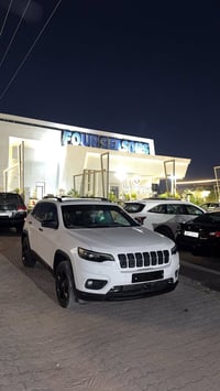 جيب شيروكي بزون اوفر لاند فول لفول 6 سلندر  موديل 2019 لون أبيض ماشية ...