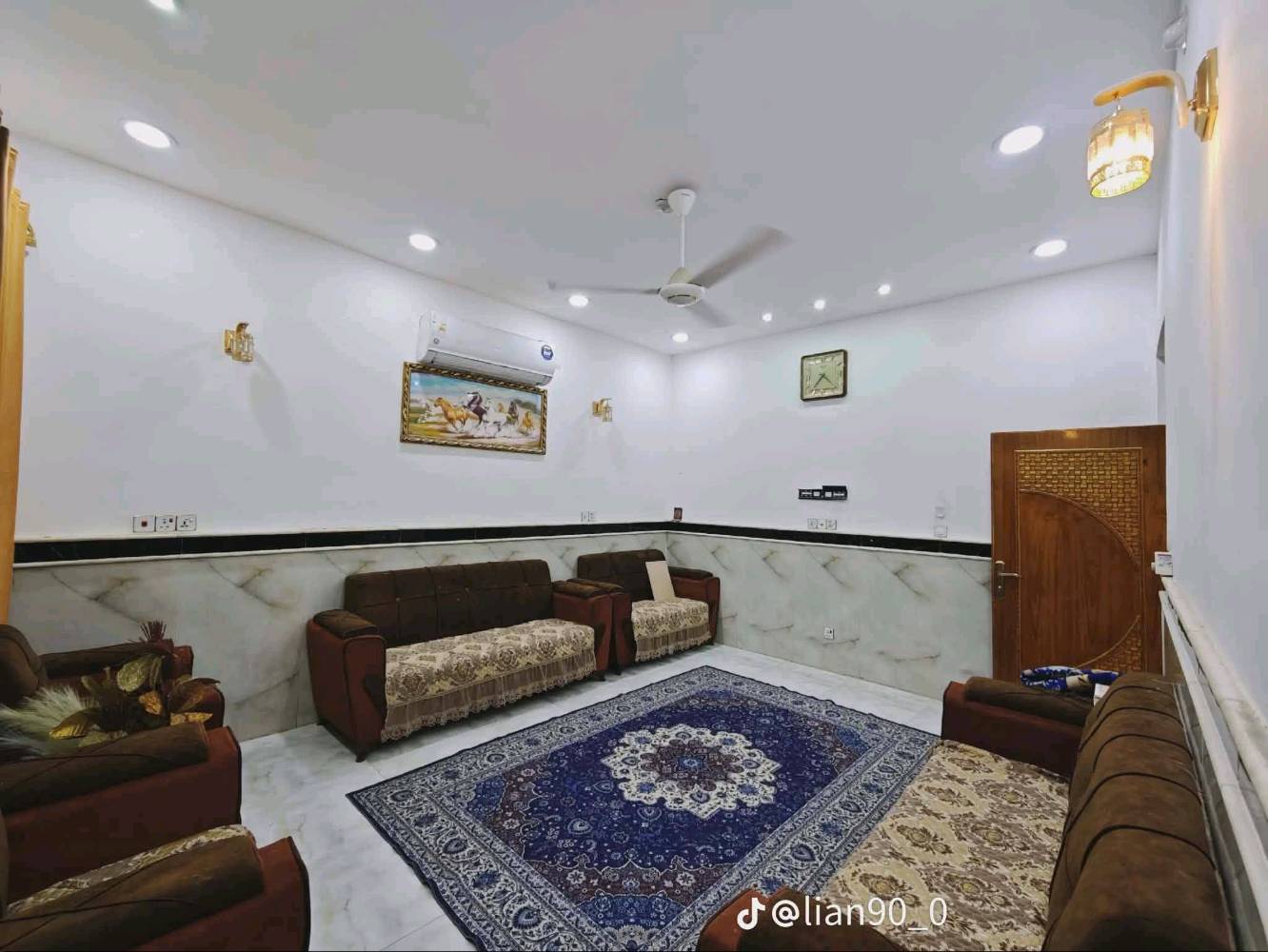 🏠 بيت للبيع - تصميم حديث (بناء 2023) 🏠
فرصة مميزة لامتلاك منزل أحلامك في قلب العمارة، بمواصفات عصرية وبناء درجة أولى.
📍 الموقع: منطقة القطاع - شارع نعمة الريفي (قرب روضة الرياحين).
📐 المساحة: 225 متر مربع.
📏 الأبعاد: الواجهة 9 متر × النزال 25 متر.
📜 السند: طابو صرف (ملك صرف).
✅ تفاصيل الطابق الأول:
الخارج: كراج واسع وحديقة بمساحة (9×9) متر.
الاستقبال: غرفتين للضيوف بتصميم مريح.
صالة مفتوحة بنظام "مودرن" على المطبخ.
يتوفر مطبخ "حار" إضافي + مجموعات صحية.
الجناح الخاص: غرفة نوم كبيرة (4×7) بنظام (سويت) داخلها حمام + مخزن خاص.
✅ تفاصيل الطابق الثاني:
غرفتين نوم إضافية.
صالة معيشة.
سطح كبير واسع.
🏗️ ملاحظة: البناء كونكريت بالكامل وأُنجز في عام 2023 (جاهز للسكن الفوري  
سعر بيت  500 بي مجال  قليل