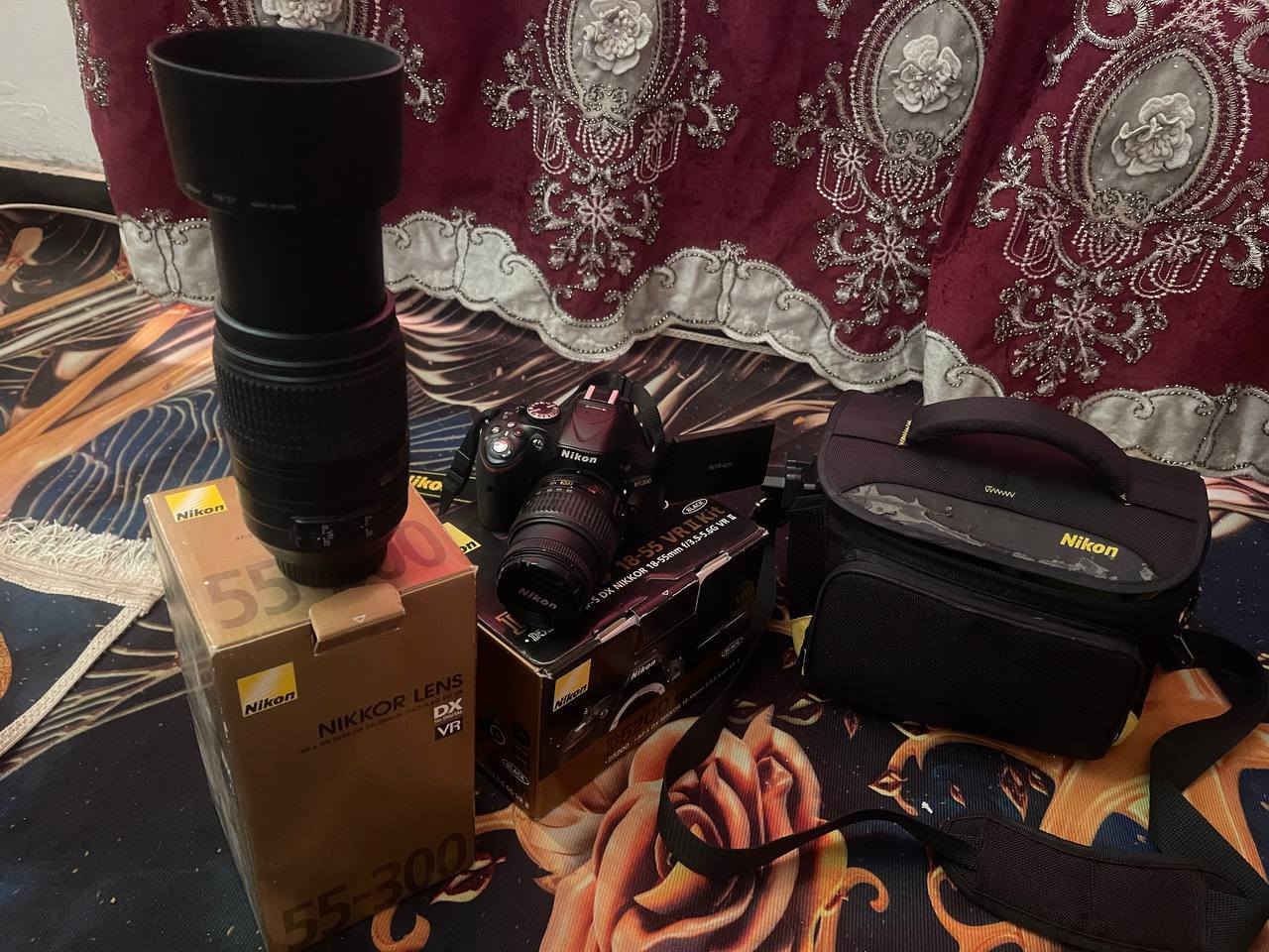 نيكون d5200 وياها عدستين 18.55 و 70.300 شتر 19 ملحقاته كاملة رايدها 450 وبيها مجال مكاني بغداد ***********
