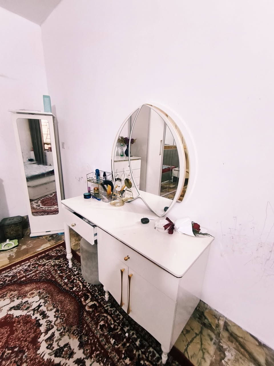 غرفه 9قطع  ماركه من هوم سنتر شرط كل مكان بيه ختم الشركه سرير مخزن سعره 875وبيه مجال لشراي  مستعجلين على بيعته ***********
