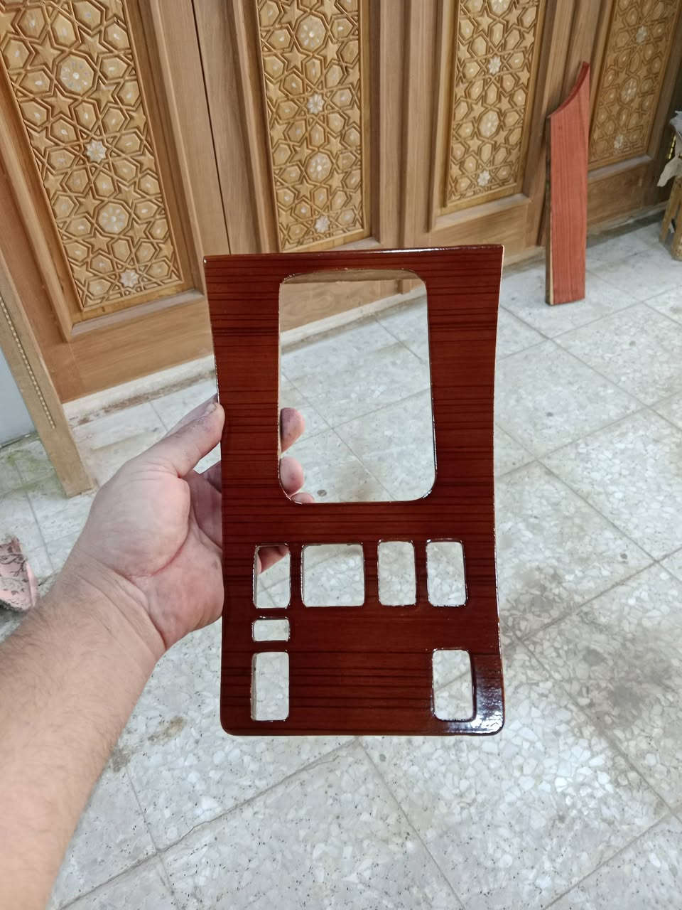 نجاره حازم الخفاجي مكاني كوفه قرب جسر الامام علي مستعد تجهيز انوع الصاجات المارسدس دب و جانبو ***********
