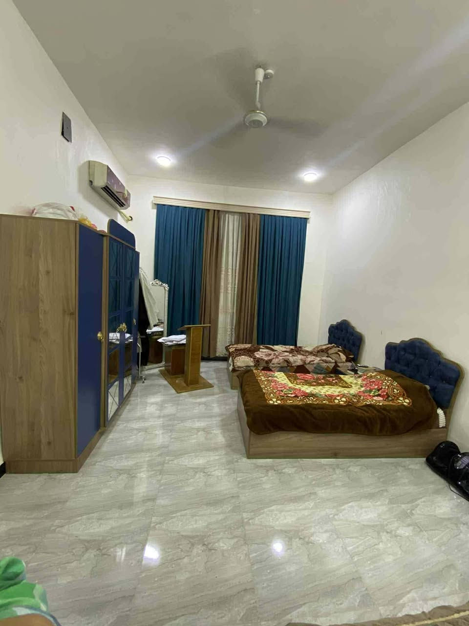 السلام عليكم دار طابو زراعي سند 25 
المساحه 130م يتكون من كلدور +مطبخ+صاله+مجمع صحيات +عرفه نوم 1 طابق واحد العنوان حله شارع 80 قرب بانزين خانه مال الأضواء خلف التقسيم الجديد بيت درجه أوله 
للأستفسار أكثر اتصل او مراسله ***********
