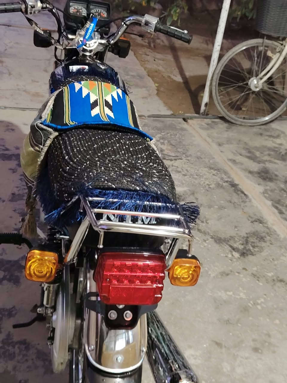 سلام عليكم دراجه نامه 27 دراجه بل لايلون كل نقص ما بيها ب 800 وبيها مجال قليل مكان ديالى بعقوبة كنعان الرقم *********** خاص ما ارد
