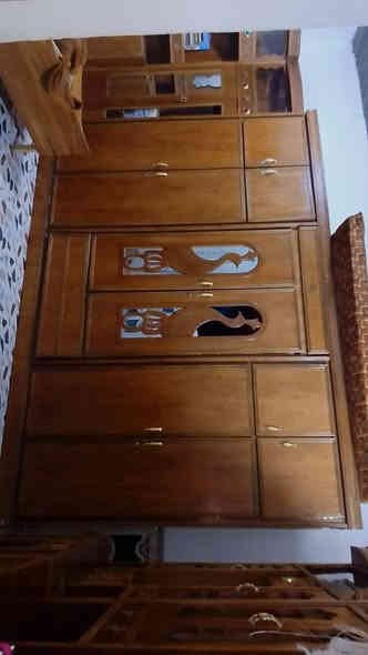 السلام عليكم غرفه نوم اخشاب للبيع غرفه نضيفه وجديده مابيه اي اضرار غرفه مامستعمله هواي متكونه من 6 قطع السعر 800 وبيه مجال العنوان الرمادي التاميم قرب جسر الحوز 
الاستفسار على هذا الرقم ***********
ملاحظه البيع مستعجل
