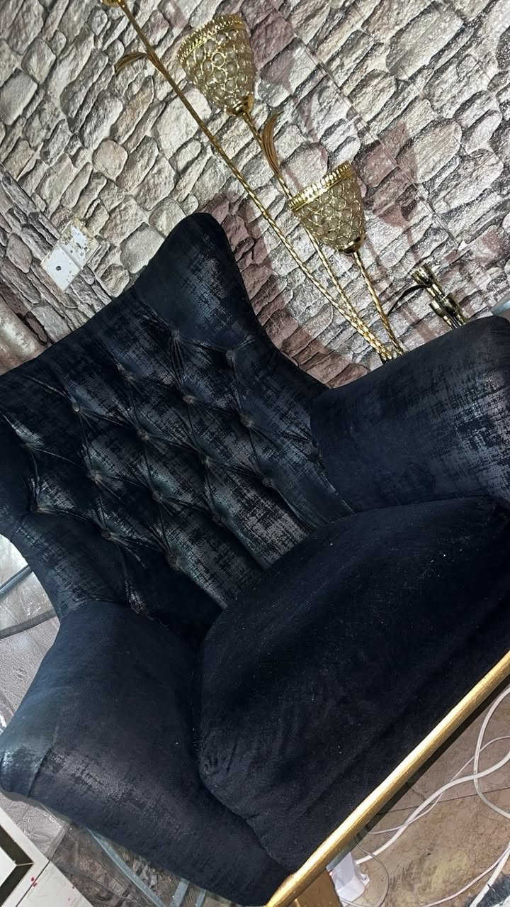 السلام عليكم عندي تخم لبيع. 8مقاعد. ثنين  كبار وكرسين  كولش نضيف وتكمه  يعني الي ياخذة يدعيلي المقعد مالته سفنج. متحرك حته تكدرين دغيرين جرجف وينغسل بس عيب صغير بالكوشه مال تخم. حركه صغيرة. ويا الكوشات ويا مفرش التخم. اريدة 450 مكاني سيديه ماعندي توصيل***********
