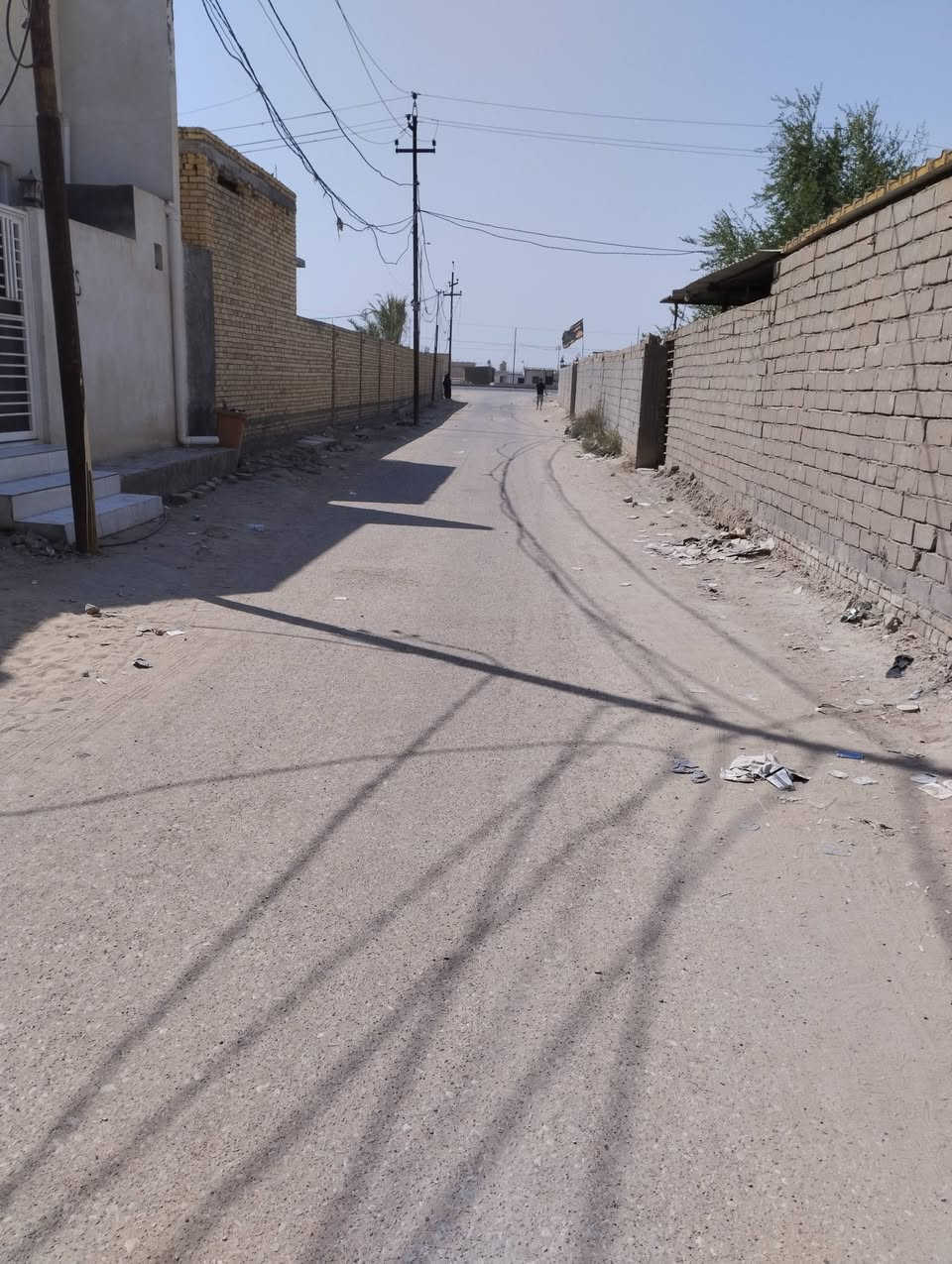 البيت بناء قديم بس مرمم وكله سيراميك 
البيت جاهز السكن وبيه محل 
البيت ٣ غرف وصاله جبيره ومطبخ وصحيات 
وديوانيه وبيه محل مجر شهر ٣٠٠
بالعافيه الي ياخذه البيت جبير باب المدرسه 
تبليط بلباب العنوان الناصريه الاسكان صناعي قرب صيطره ال بعظم عمود 17 مدرسه نهر الفرات بيت جاهز 
***********
