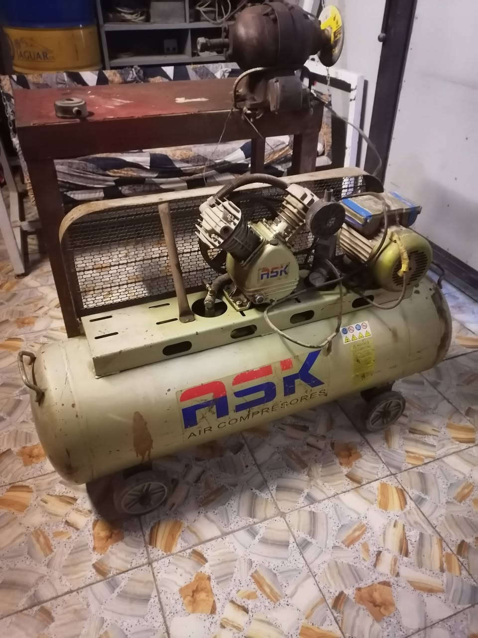السلام عليكم للبيع 
كمبريسر حجم كبير موطور نحاس اصلي
وكوسره ثري فيز مع الميز اثنيهم ٥٥٠ الف مكاني الغزاليه ***********
