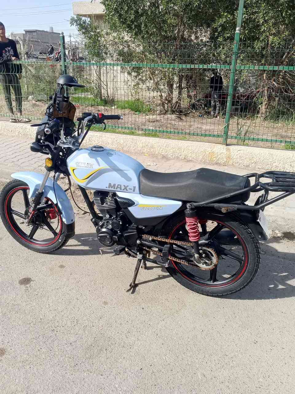 سلام عليكم دراجة لبيع دراجة خمسة كير 200سيسس مديل 2025 ماشية شي قليل سعر 700 بيهة مجال ***********
