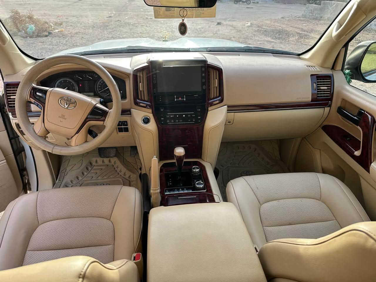 toyota land crusir_2017_  وايت ديشن

اللَّهُمَّ صَلِّ عَلَى مُحَمَّدٍ وَعَلَى آل مُحَمَّدٍ

🔷 ملاحظه سياره ماشاالله زيرو
🔷لاند كروزر (٢٠١٧) وايت ديشن (ساز)
🔷سياره حتا سبير ما نزل 
🔷سياره (وايت ديشن درجه اولا )

🔷تويتا لاندكروز موديل (٢٠١٧) وايت ديشن
🔷سياره مواصفات (GXR)وايت ديشن اصلي
🔷 (8)سلندر __ حجم محرك (٤٦٠٠)     
🔷سياره مكفول كفاله عامه _ بدون صبغ
بدون بارد بدون مفتوح حيل نظيف جديد

🔷سياره گير محرك بشرت مامفتوح كل بشرت

🔷4 اطارات و ويل جديد شريكه شرط
🔷سياره داخل بيجي كوشنات جلد
🔷كامل غه راض مال شريكه موجود حتا عرضيا مامفتوح لوك لوك 

🔷مواصفات سياره 
(بصمه .. الانزلاق .. كشن جلد  .. ثلاجه ..  زينون .. هواء مزدوج .. نيظام ايكو ..
حساسيه الديك الموخره مرايات .. فتحه ..
تشغيل عن بعد ..  باب بصمه )

🔷سنويه هزه كل جديد مباشر حول
سنويه حتى 2031 جديد مباشر حول

🔷• نظافه ١٠٠٪ كامل سيرڤس بدون نقص 
🔷رقم  ***********
