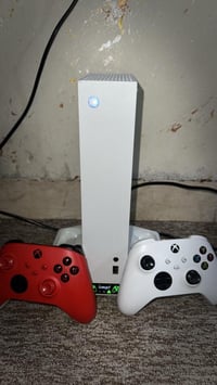 اكسبوكس سيرس اس مع يدات ثنين مع مبرد وستاند شحن يدات مع لعبه GTA و FC2...