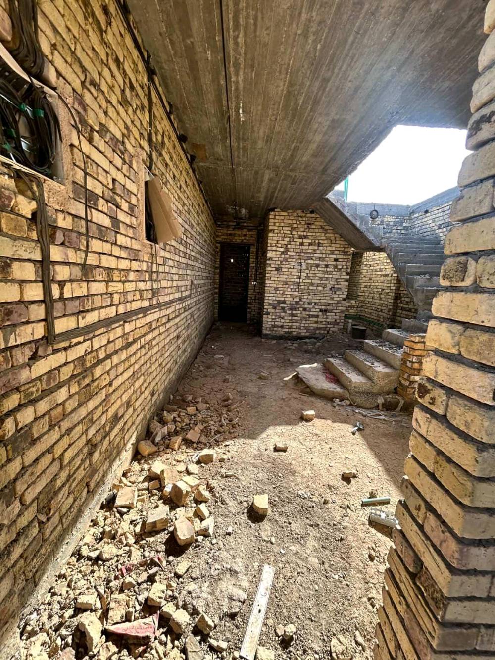 بيت للبيع كامل ماء ومجاري وكهرباء صب كونكريت عنوان الديوانية حي الجامعة نقص لبخ وسيراميك سند 25.
*********** وتساب موجود السعر 45 مليون مجال قليل