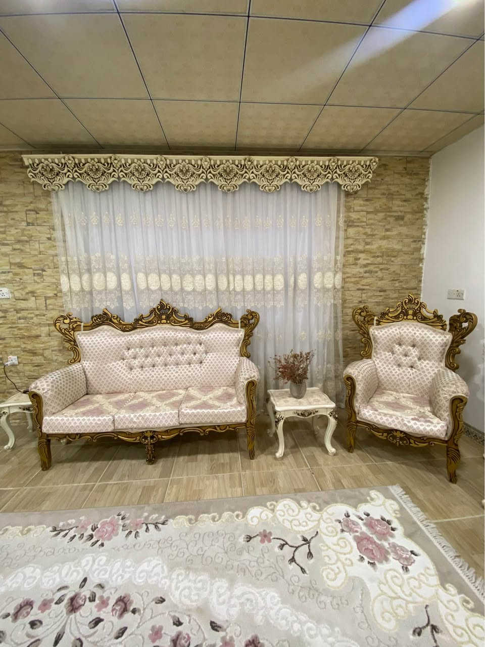 به ناوى خواى گه وره 
كامل ئه م ژوره ميوانه بؤ فرؤشنت پيكه وه  
تاقم قه نه فه ى 10 نه فه رى
فه ريشى توركى بن ده زوو ئه سلى 
ميزوو ته پله ك
په رده و تاجه كه ى 
سعرى 700هه زارو معامه له 
گه ياندن نييه 
شوين دوكان دخان, السليمانية


**إذا كنت صاحب هذا الإعلان وتريد حذفه لأي سبب، رجاءا أرسل رسالة إلى الدعم الفني**