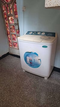 غساله للبيع نضيفه وشغاله السعر 50 وبيها مجال   07815946049