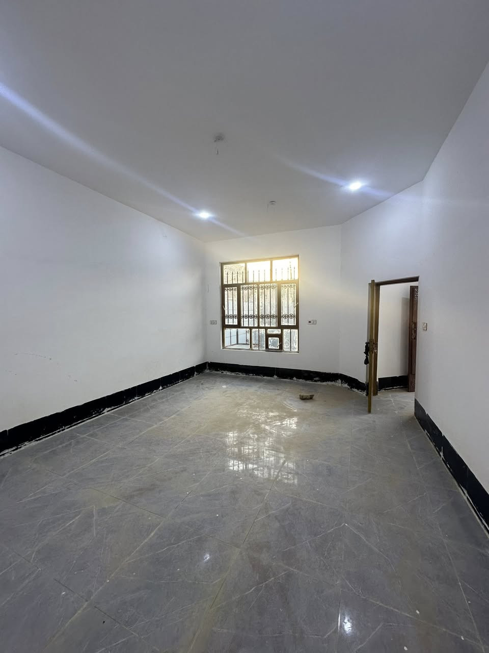 بيت للأيجار كاطون الرحمة شارع الصحفية قرب جامع الاقصى مساحة 240 
الطابق الاول : مكون من غرفة ومطبخ واستقبال وصحيات وكراج 
الطابق الثاني :مكون من 3 غرف وصحيات 
بناء حديث 
للستفسار الاتصال على الرقم ***********
