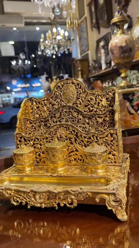 أفخم محبرة فرنسية ملكية نادرة القرن التاسع عشر مصنوعة يدوياً من البرونز بنقوش يدوية مبهرة ودقيقة جدا  مطلية بالذهب تحمل شعار من الأمام ومن الخلف العرض ٣٠ سم ارتفاع ٢٥ سم العمق ٢٢ سم ( بغداد الاعظمية شارع الكمب الرئيسي مقابل كباب كركوك) 


**إذا كنت صاحب هذا الإعلان وتريد حذفه لأي سبب، رجاءا أرسل رسالة إلى الدعم الفني**