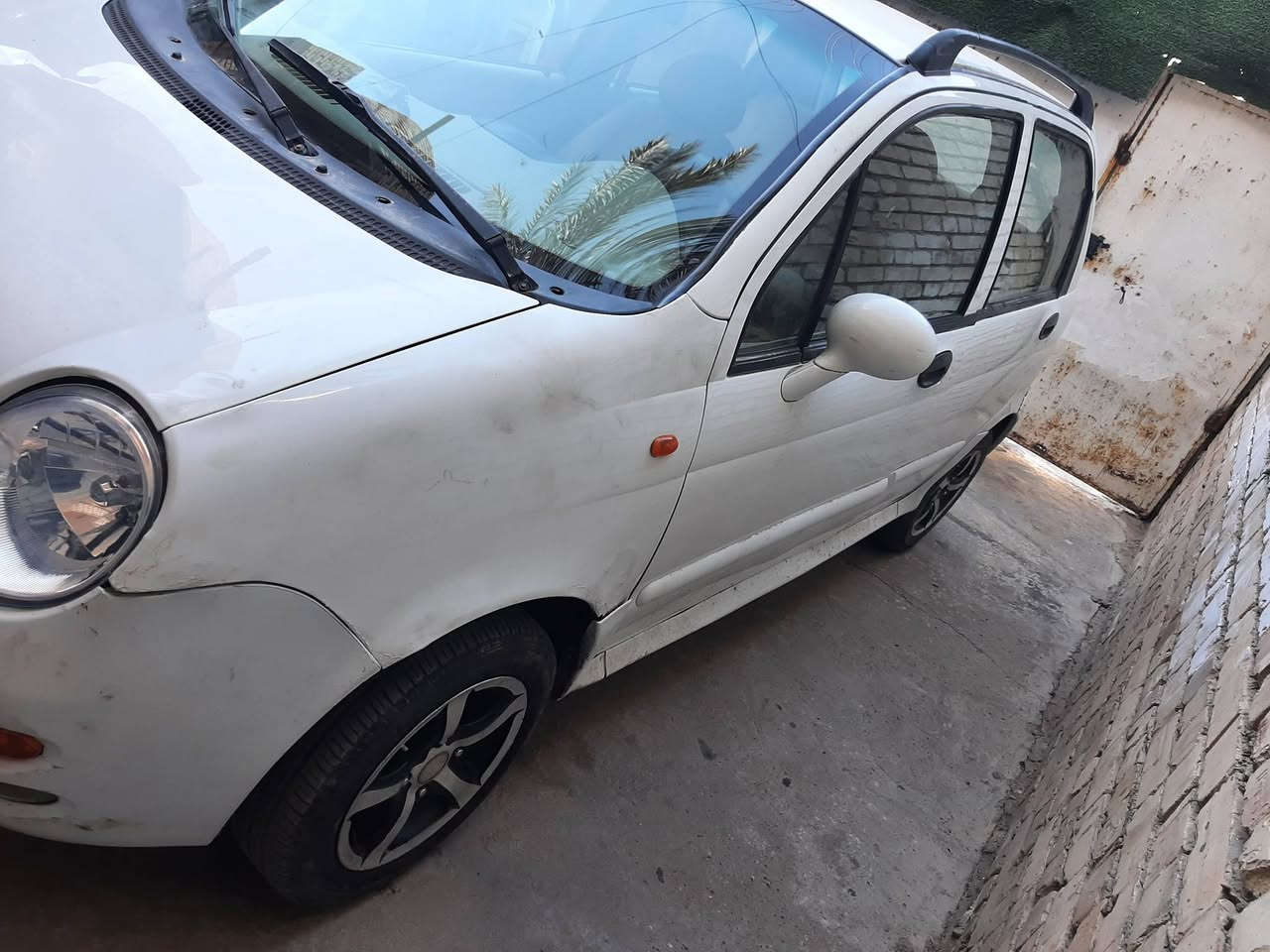 سلام عليكم سياره كيو كيو نضيفه وخير من الله تبريد شغال السياره محتاجه شويه ترتيب مراوس رقم ***********
