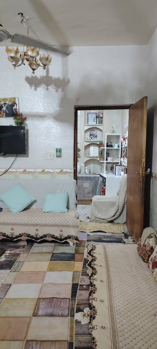 بيت للبيع 200 متر طابقين مسلح 5غرف وخريطه كامله صالتين حمامات
مطبخ حار وبارد 
خلف الادله جنائيه سعره 155 مع مجال 
*********** مستعجل على بعيته
