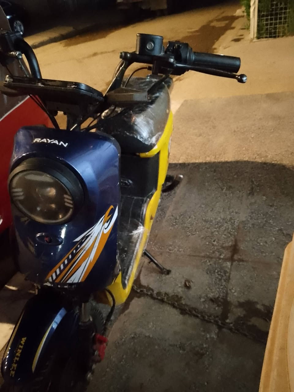 السلام عليكم للبيع دراجه شحن R9 دراجه نضيفه بطاريات نضيفه بس يرادلهه ترتيب لسعر 175 وبيهه مجال لمكان لغزاليه رقم ***********

