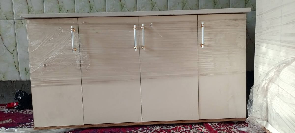 من رخصت مدير الكروب المحترم
السلام عليكم ورحمة الله وبركاته 
كاونتر للبيع جديد غير مستخدم خشب ام دي اف اربع قطع طول مترين سعر 550 الف 
العنوان بغداد البلديات 
موبايل ***********
