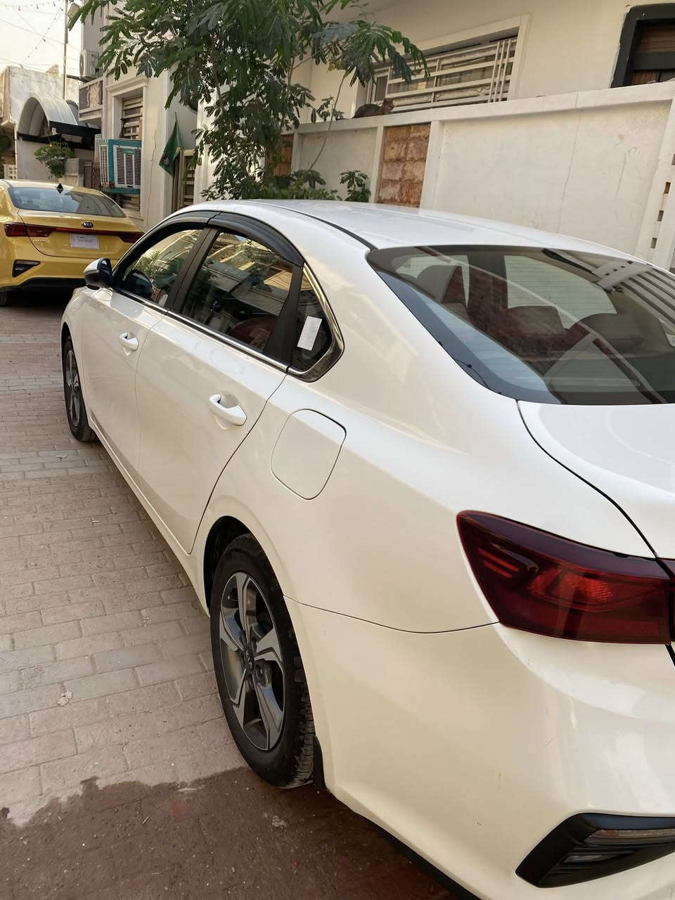 سلام عليكم كيا سيراتو موديل 2019 خليجي رقم بغداد بيه صبغ بجاملغ امامي وشويه يم رقم اثر اثر شخط
محرك 1600.
ماشيه 126 مواصفاته فتحه سلايت روف
شاشه كامره كشنات جلد تحكم استيرن تبريد خلفي مري شفط 5 ويل كب سويجات 2 تخم تاير كير محرك مكفول صدر جديد تبريد سياره جاهزه مكاني بغداد قرب جامع النداء 
السعر 145 وبيه مجال ***********
