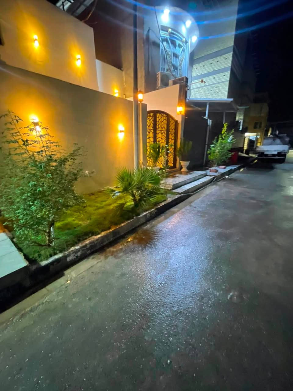 سلام عليكم بيت طابو صرف البيع البصره تنومه الاكوات الثانيه البيت يحتوي عله غرفتين نوم وصاله وديوانيه وصحيات داخليه وخارجيه 140متر بناء البيت فرمستون مرتب البيت حلو باقي التفاصيل راسلني وبخدمتك رقم الهاتف ***********السعر 185 وقابل لتفاوض البت طابق واحدوستاره فقط
