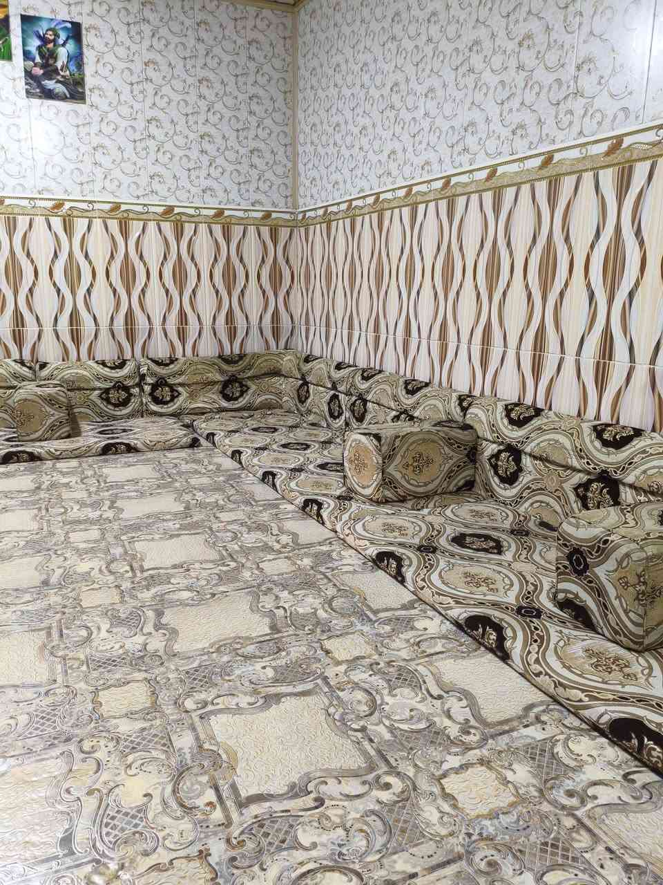 السلام عليكم جلسه عربيه نضيفه 12متر مع 7 تكيات المكان القبله السوق الكبير  سعر 250قفل فقط قطعه وحده  تحتاج ترتيب ***********
