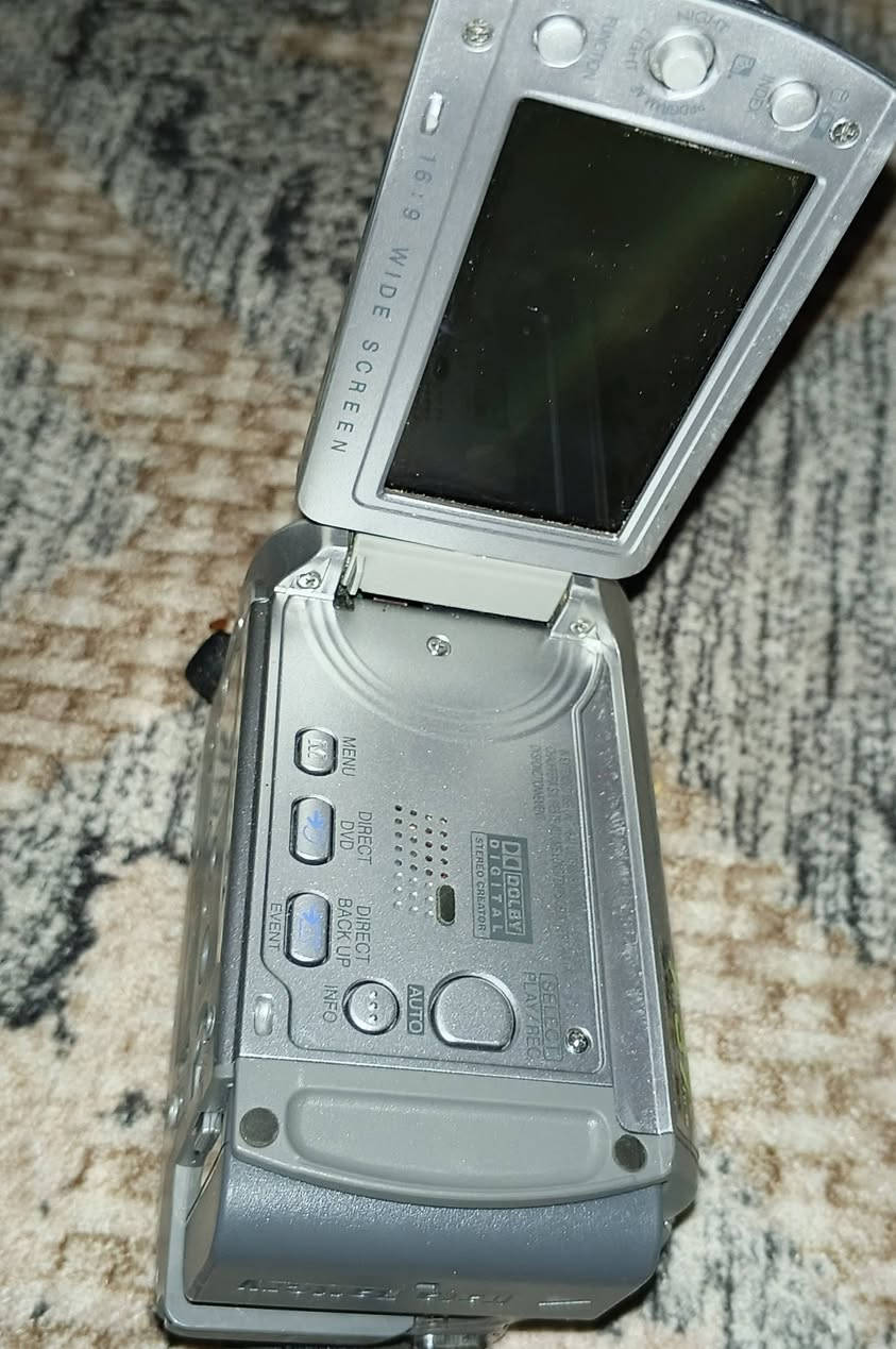 كامره ماعرف شبيه هيه نضيفه كلش يمكن يرادلهه شحن وصناعتهه ياباني ب20الف ***********
