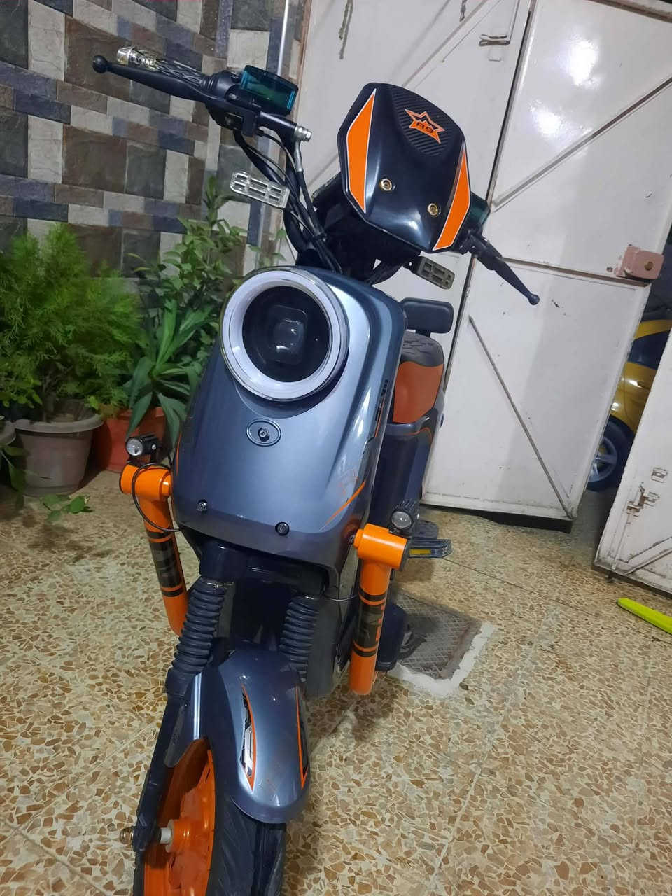 السلام عليكم ماطور R9 صارلو 3 اشهر مستخدم 
ماطور موضح مثل ما بصور ما ناقصو شي بعدو شركة 
بطاريات جديد السعر 500وبي مجال للشراي
للتواصل ***********
