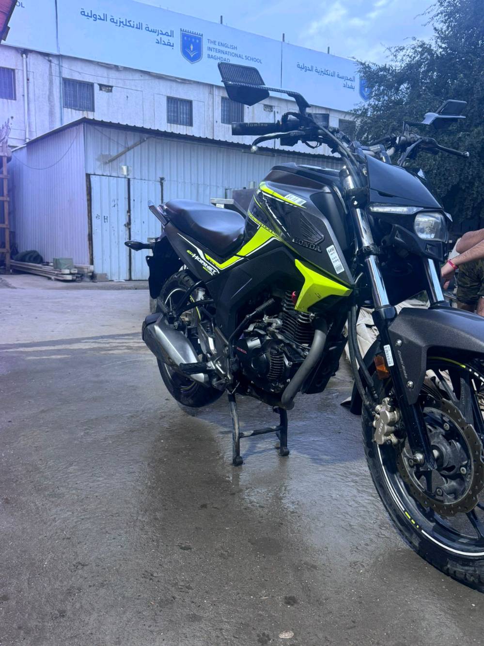 دراجة هورنت ياباني هوندا
بدون اوراق مكفولة سرقة وعشاير وكلشي جيب فيتر وياك وافحص برغي ممفتوح بيها 
مكاني بغداد  البياع حي الرسالة الثانية