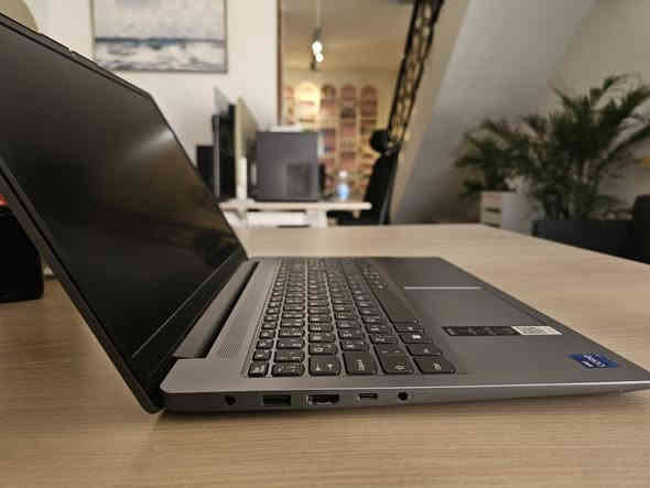 لابتوب lenovo للبيع استخدام ٥ أشهر وكالة وليس بالة وبعده داخل الضمان 
المواصفات : 
I7 13620H Gen13 10Core 16T
معالج كلش قوي يتحمل مشاريع جبيرة 

Ram 16Gb LPDDR5 4800MT/s

512GB SSD NVMe

Intel UHD Graphics Sherd 8GB 

شاشة IPS 15.6 

مدخلين USB 
مدخل Type-C 
شحن يطول حسب الاستخدام لكن ما يقارب الساعتين الى ٣ 
وأكثر بدون استخدام 

Charge boost 

مناسب لكل شي 
ما عدا الالعاب فقط البسيطة يشغل 

السعر 700 الف 
مكاني بغداد حي الجهاد 
***********
