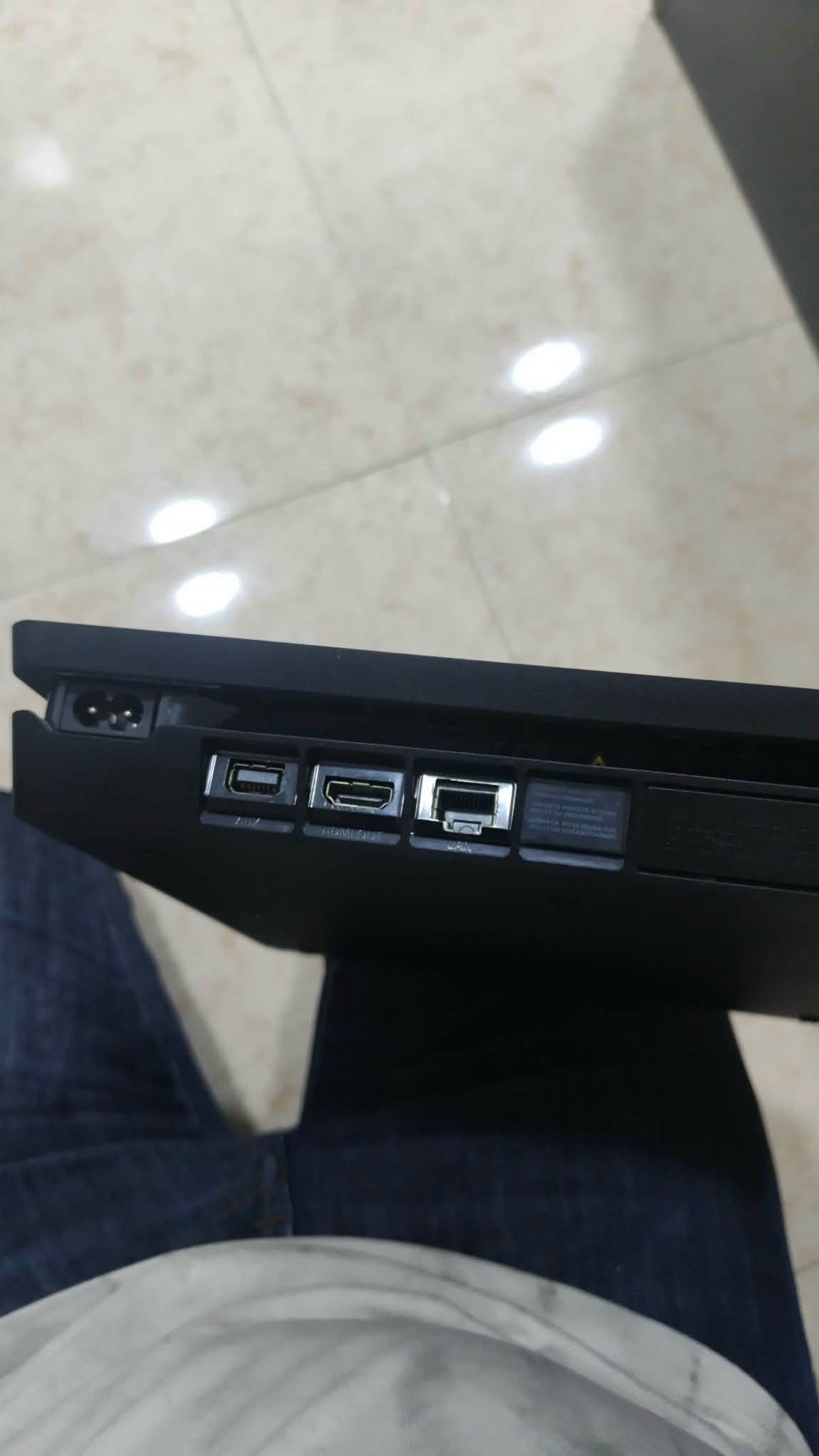 ps4 سلم واحد تيرا 
لوك ستيكر 
ويا قرص ريدد و ماينكرافت و بيس ب داخله 26
سعره260