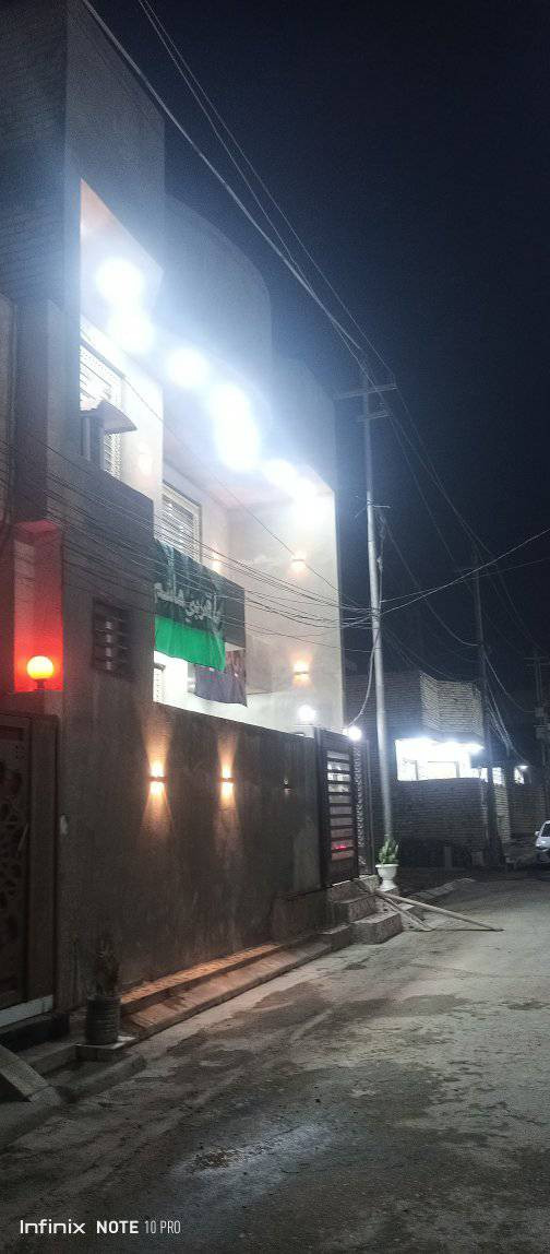 دار طابقين للبيع في كربلاء قرب جامعة أهل البيت الجهة المقابلة بداية شارع البزل فرع مجمع الكوثر الطبي البيت قريب من منتجع جنائن كربلاء بداية الفرع عيادات طبية البيت يبعد عن المرقدين الطاهرين 10 دقائق بالسيارة ويبعد عن مرقد الحر 5 دقائق بالسيارة يحتوي الطابق الاول إستقبال ومطبخ حار بارد وصالة وغرفة نوم ومجمع صحيات داخلي و خارجي ويحتوي الطابق الثاني صالة وغرفتين نوم و بلكونة ومجمع صحيات... بناء حديث طابو سند 25  مع توفر جميع الخدمات وشارع 12 متر *********** عصام ابو علي
