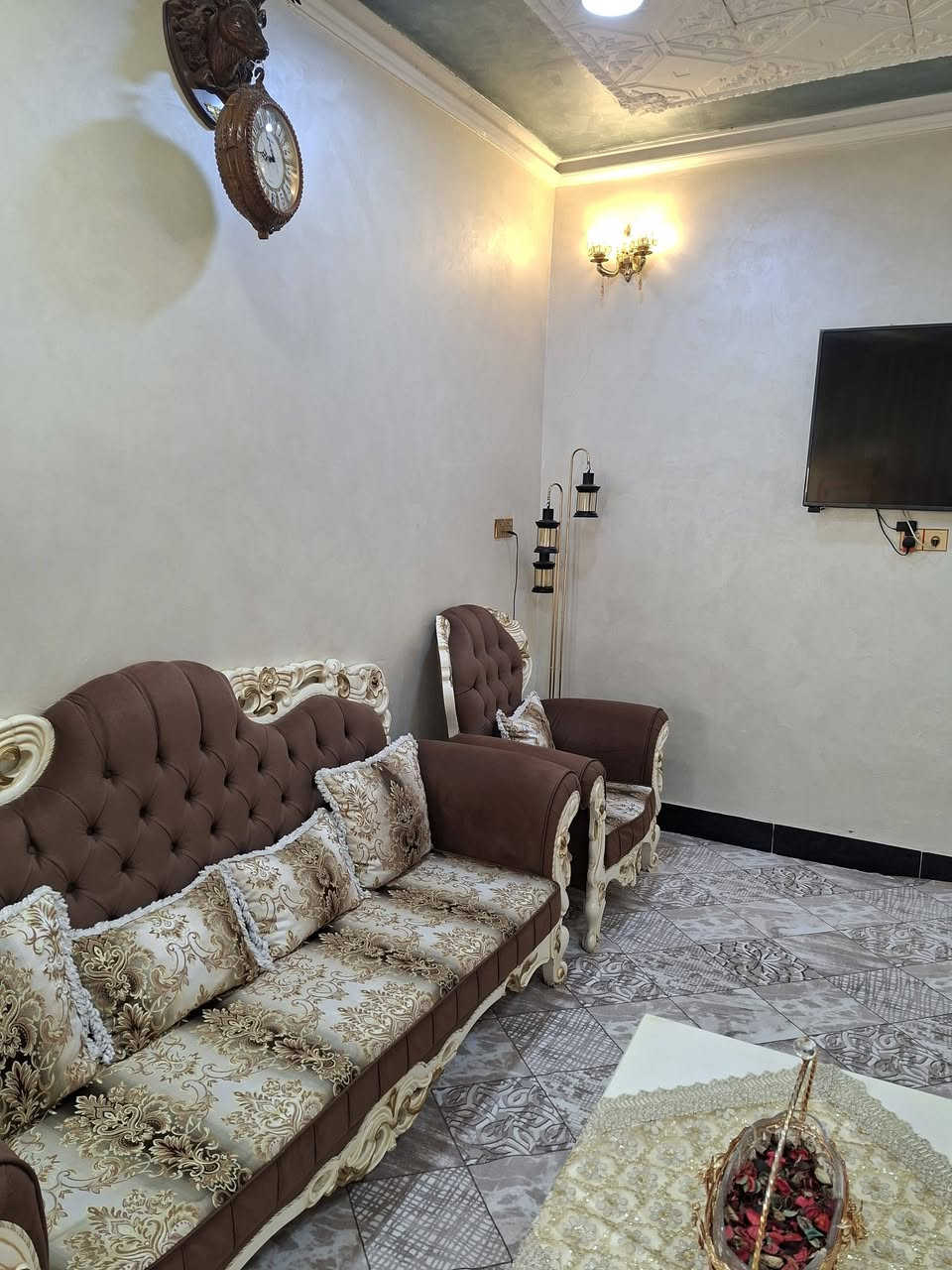 دار للبيع المساحه 200متر طابق واحد في حي اور الثانيه قرب مكتبه سلوان عله شارع 15متر  يتكون من غرفتين وستقبال وصاله ومطبخ ومجموعه صحيات وكراج سياره  للستفسار 
***********
