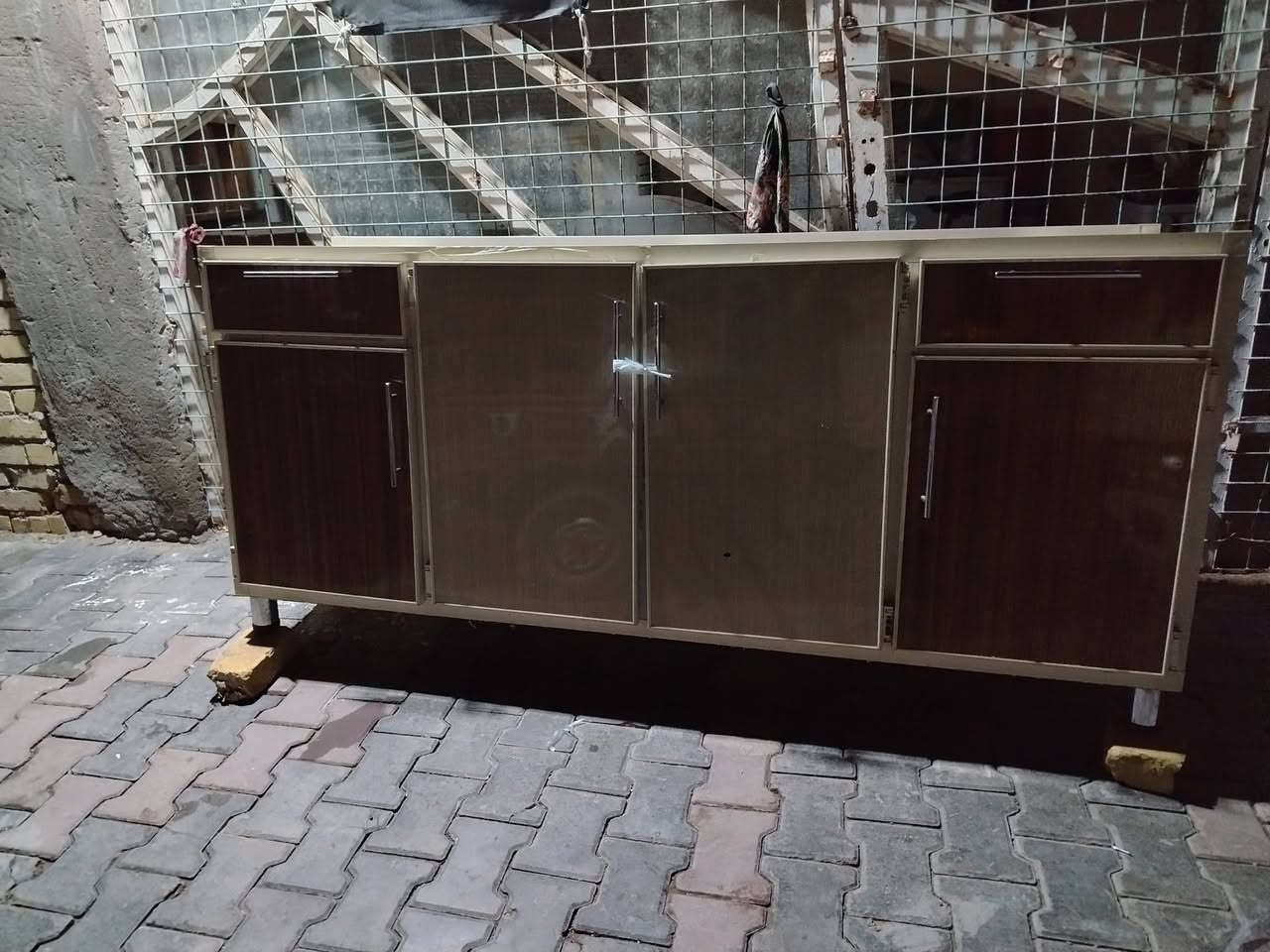 كاونترات للبيع السعر خاص  واحد المنيوم وواحد خشب سعر خاص***********
