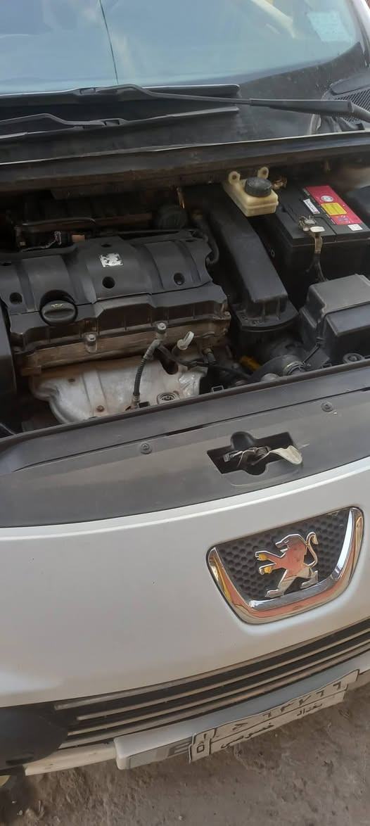 بيجو ٣٠٧موديل٢٠٠٦ محرك وكير شرط لاصرف ولانفخ طخم تايه جديد تبريد ثلج وايرمنيه كله شغاله مشروع وطني رقم بغداد السياره بسمي كاربون بنزين بيه شرط الوكاله او تحويل سياره حيل حلو الشراي يتصل او*********** او*********** ابيع قصط او مراوس
