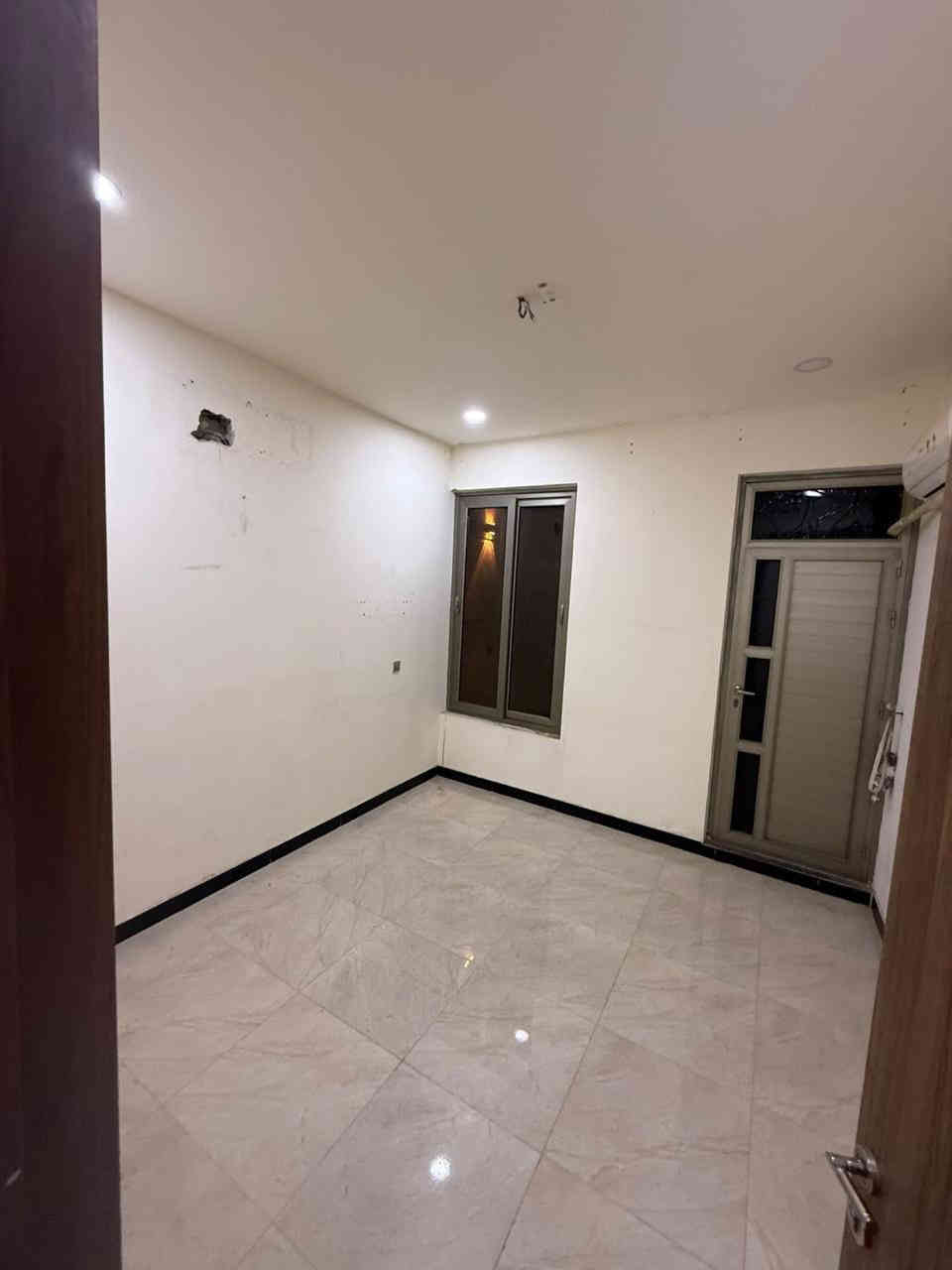 #للايجار______في______السيديه

بيت مساحه  70 متر يتكون من مدخلين 

وغرفتين  نوم مطبخ صاله خدمات صحيه عدد  2 وكراج

#الايجار مليون 

للاستفسار الاتصال على الارقام التاليه

***********

***********
