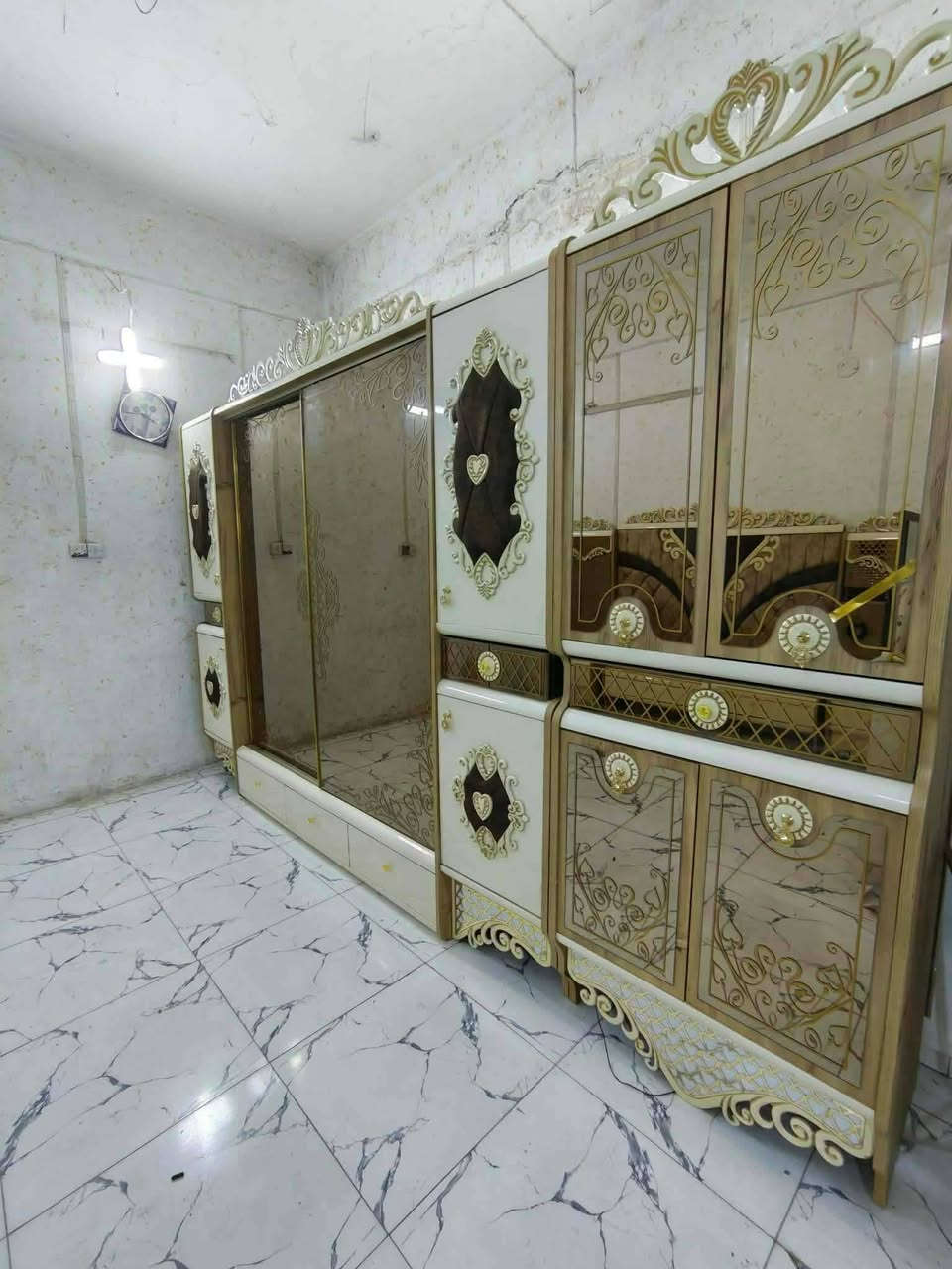 ✨ *غرفة تركي 🇹🇷 مستخـدم. -
11قطعة* ✨  
صبغ حراري فاخر

*المواصفات:*
- نظام أبواب * وسلايت بروفايل 
- سرير مخزن +  🛏️
- ضهر بلوك
- قماش وتربروف أصلي
- نظافة 95💯
🚚 شد ونقل مجاني داخل بغداد
📦 توصيل للمحافظات بأسعار رمزية


**إذا كنت صاحب هذا الإعلان وتريد حذفه لأي سبب، رجاءا أرسل رسالة إلى الدعم الفني**