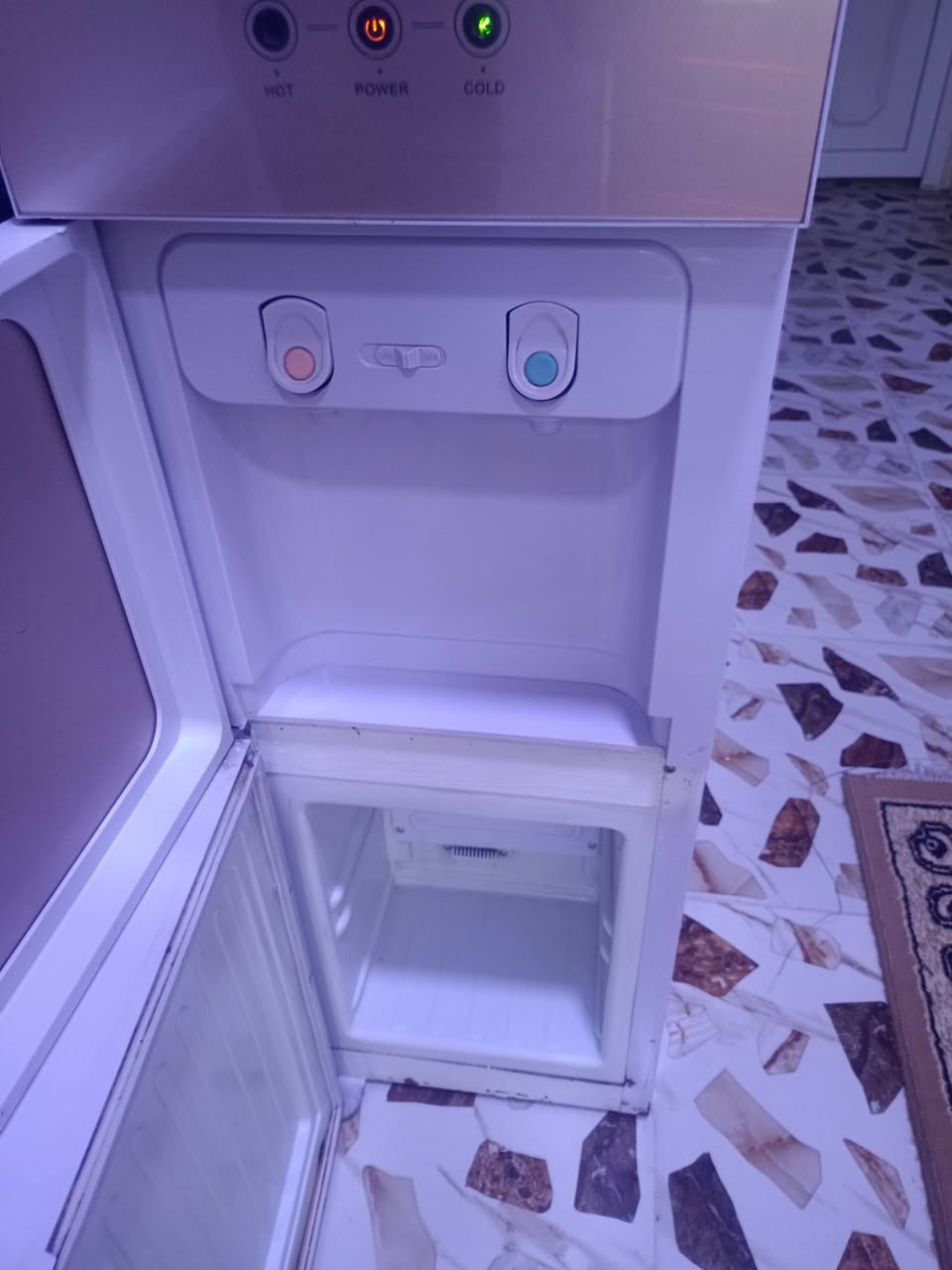 براد للبيع شغال حار.. بارد.. ثلاجة.. ماطور بلادي وضع شركة وغاز بلادي شركة كل عيب مابي نظيف السعر 60 وبي مجال بسيط الشراي يتفظل خاص فقط أو واتساب***********
